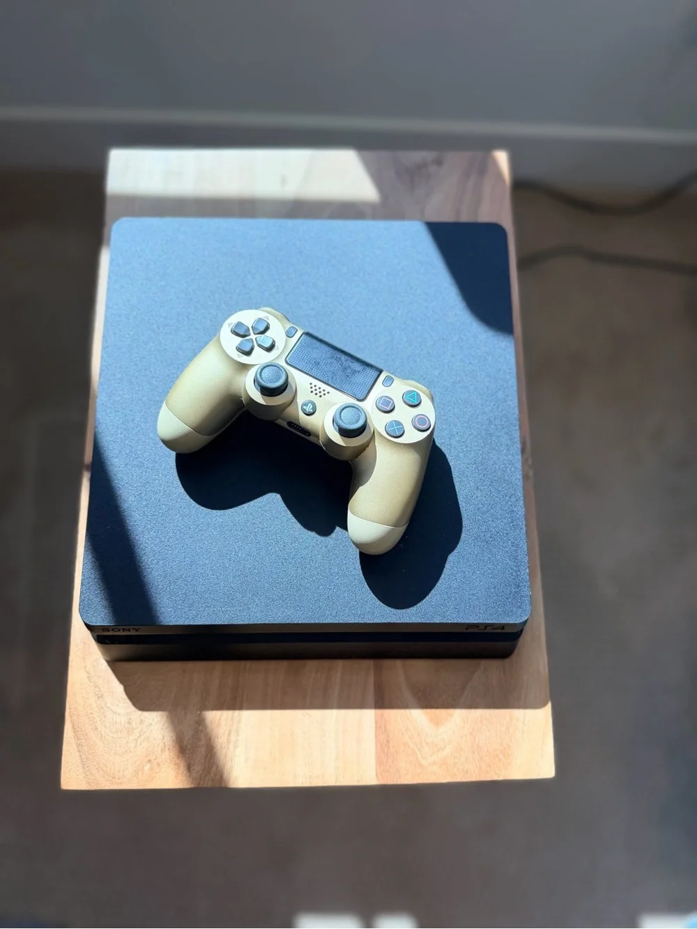 Sony PS4 with DualShock 4 Wireless Controller - gold